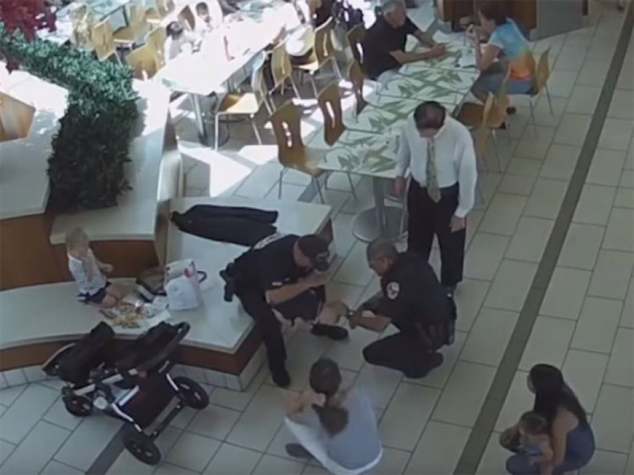 Policía salva a bebita de morir atragantada