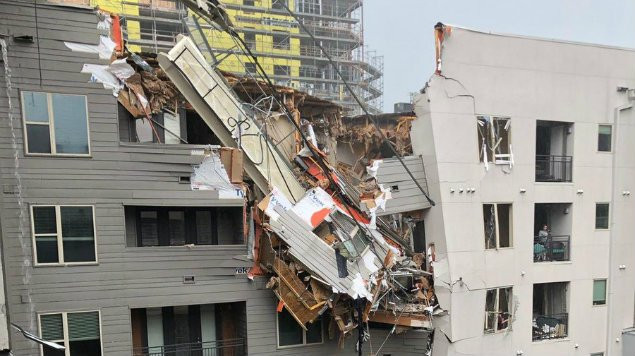 Deja un muerto tras caída de una grúa sobre edificio en Dallas