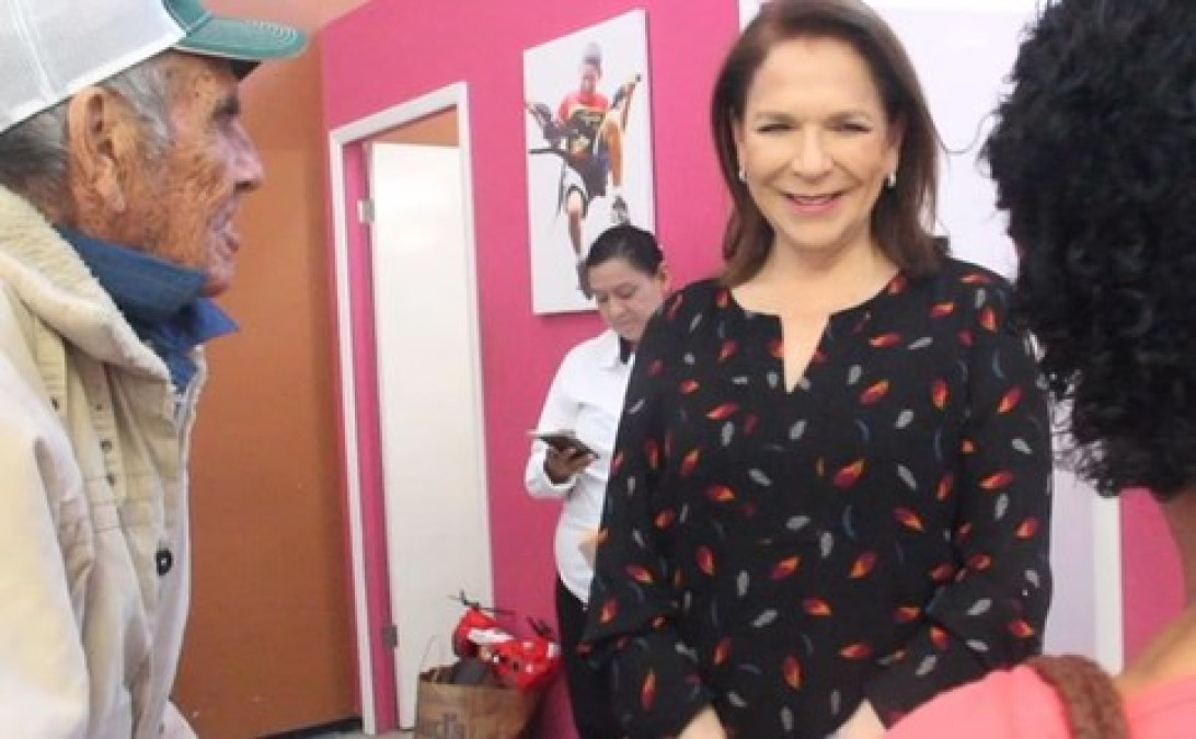 Entregan becas a los adultos mayores en Matamoros 