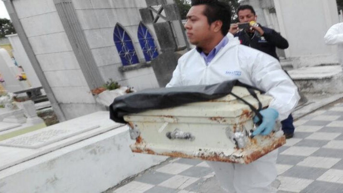 Exhuman cuerpo de bebé en panteón de Árbol Grande de Madero