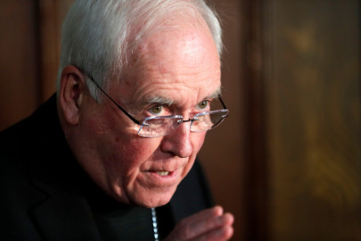 Renuncia obispo acusado de encubrir abusos en EU