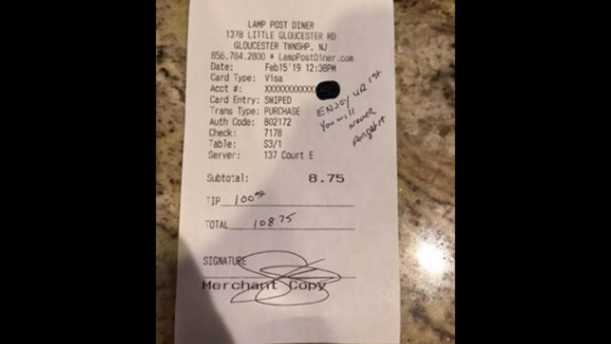 Deja hombre gran propina a mesera embarazada