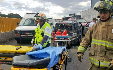 Choque en la autopista México-Puebla deja 16 heridos