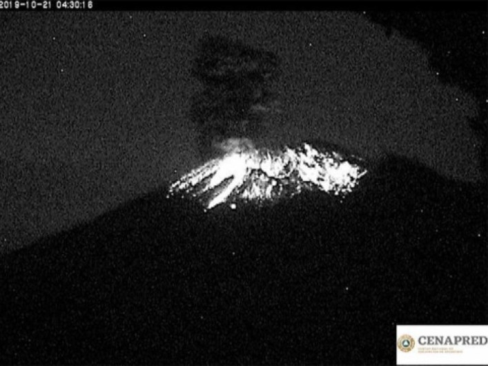 Don Goyo registra explosión de fragmentos incandescentes