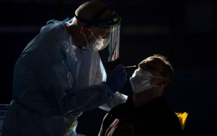 Impone Francia prueba PCR obligatoria a viajeros europeos