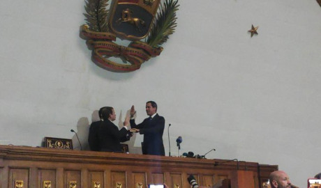 Rinde protesta Juan Guaidó como presidente encargado de Venezuela