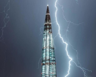 ¡Espectacular! Graban impacto de rayo en rascacielos