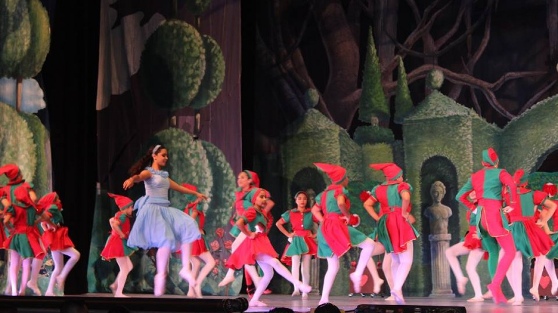 Alcaldesa asiste a presentación del ballet clásico "Alicia en el país de las maravillas"