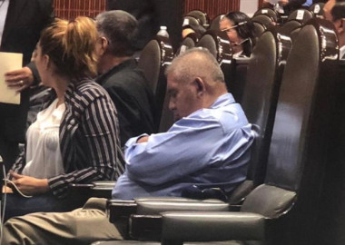 Diputado de Morena culpa ¡al mal del puerco! por haberse quedado dormido