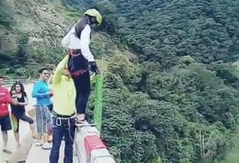 Mujer que salta de un bungee se estrella en el río