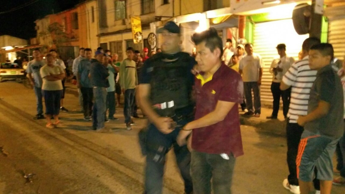 Vecinos intentan linchar a delincuente tras robar en una panadería