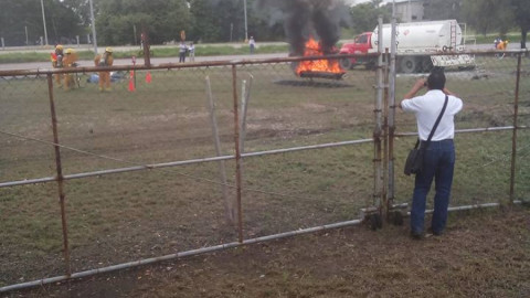 Alumnos de la Upalt asisten a simulacro de choque y volcadura de un Autotanque