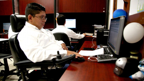 Entrega DIF Tam silla de ruedas eléctrica a servidor público