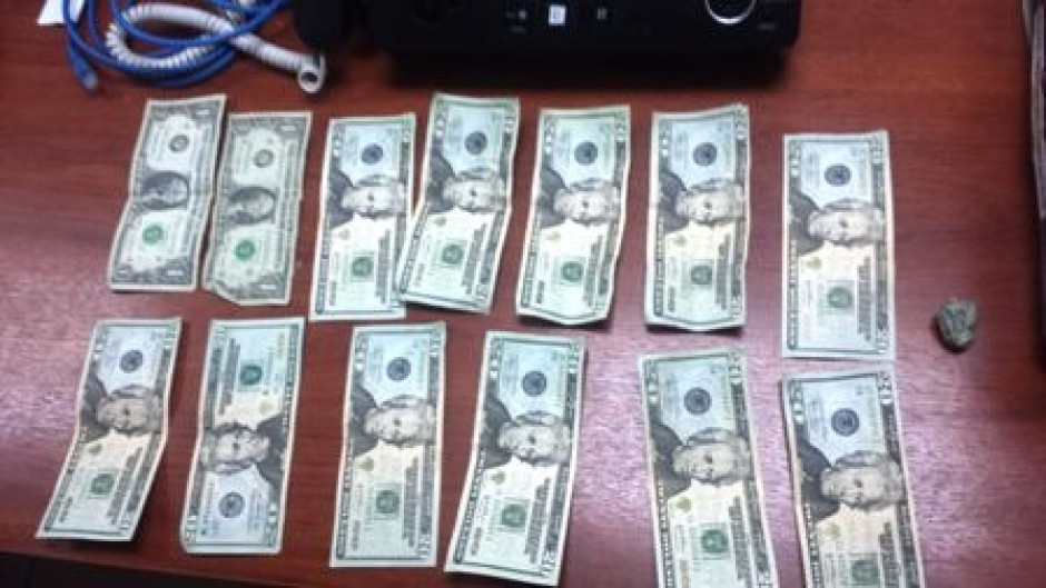 Detienen a mujeres con billetes falsos