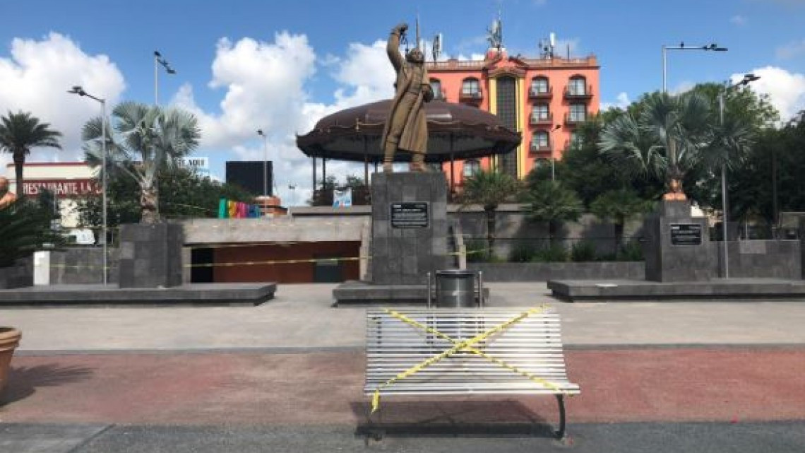 Refuerzan acordonamiento en plazas públicas