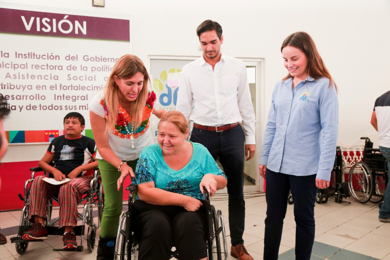 Realizan tercer entrega de silla de ruedas