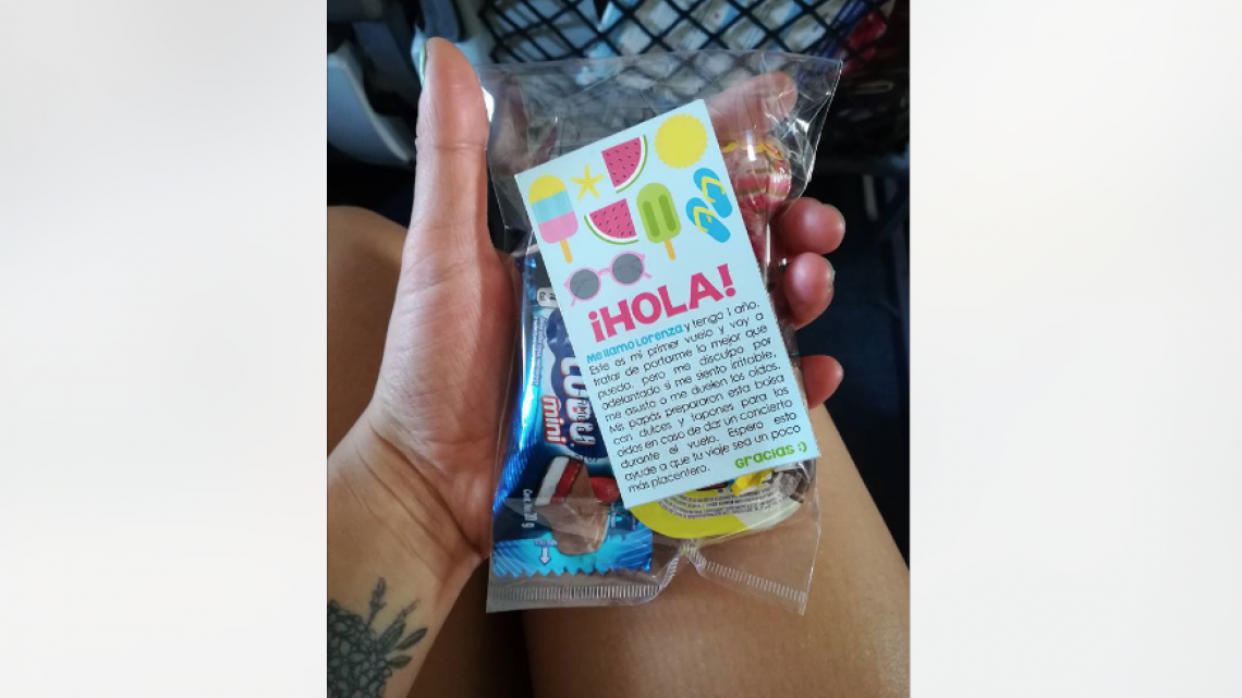 Regalan dulces y tapones de oído por primer viaje en avión de su bebé