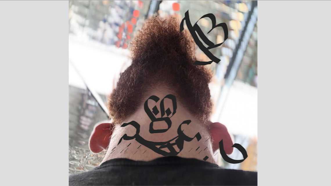 Perturbadoras imágenes de hombres barbudos mirando hacia arriba