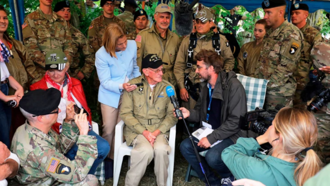 Veterano de 97 años recrea su salto por aniversario del “Día D”