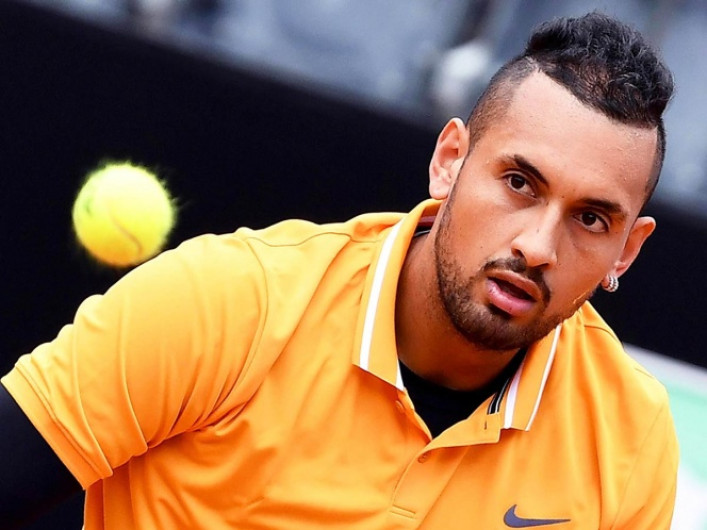 Descalifican a Kyrgios de Roma tras lanzar silla a la pista 