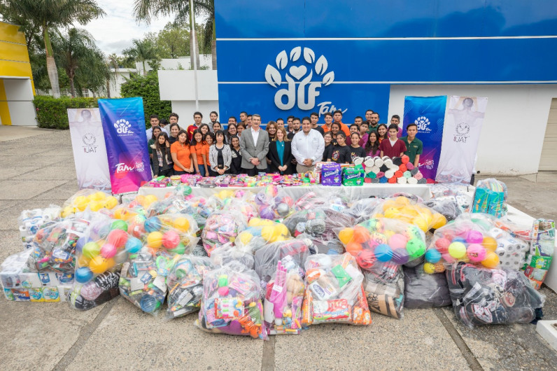 DIF recibe apoyos donados por estudiantes de la UAT