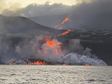 Lava del volcán de La Palma, en Islas Canarias, llega al mar