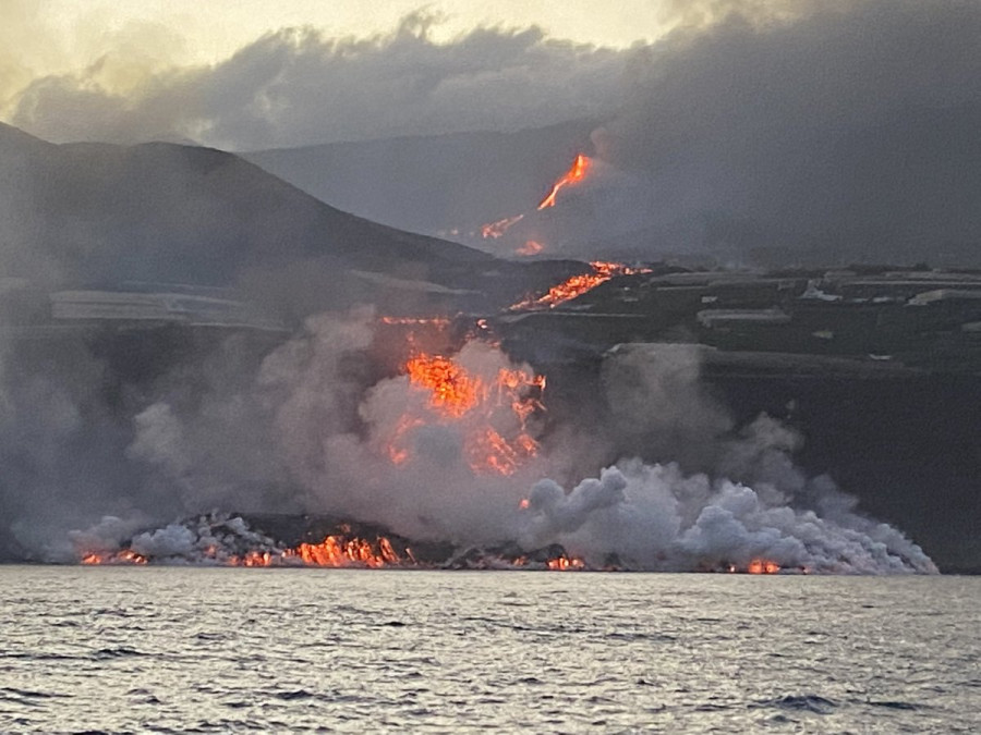 Lava del volcán de La Palma, en Islas Canarias, llega al mar