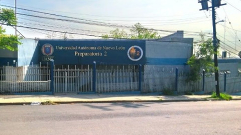 Estudiante de preparatoria se lanza de segundo piso