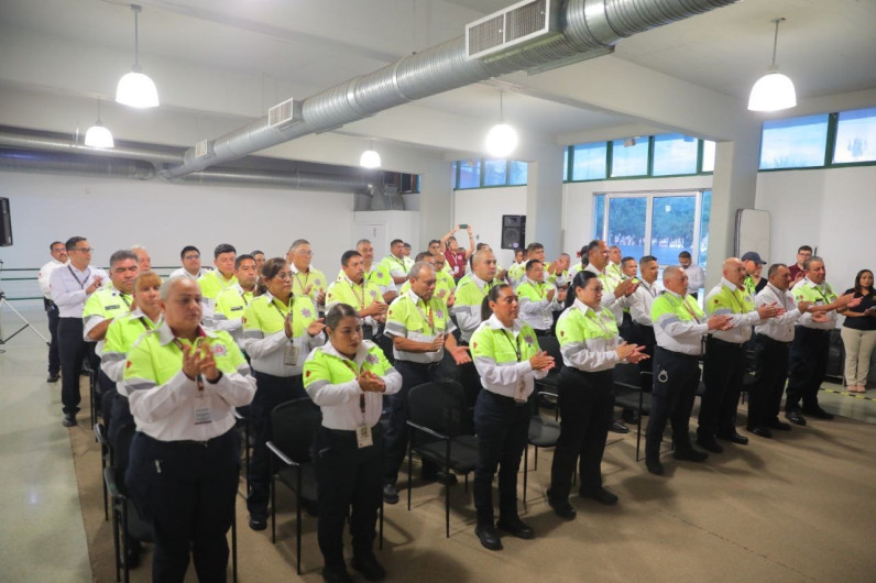 Dotan de nuevos uniformes a elementos de tránsito y vialidad 