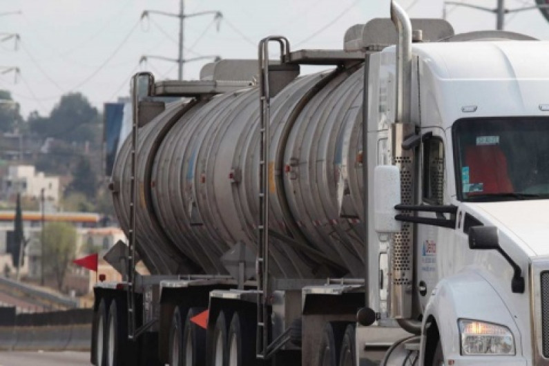 Canacar reporta robo de 5 pipas de gasolina