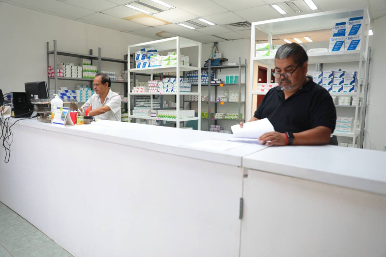 Apoya Gobierno Municipal economía familiar con farmacias UNE