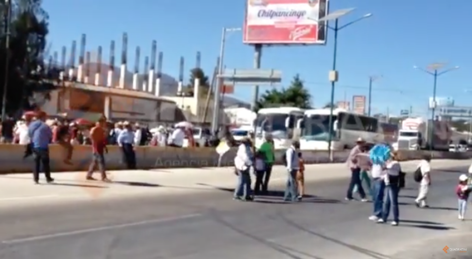 Toman gasolineras y bloquean autopista del Sol en Guerrero