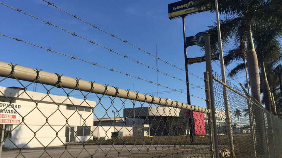 Quema de llantas amenaza con incendiar bodegas