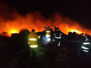 Continúan labores para sofocar incendio en basurero
