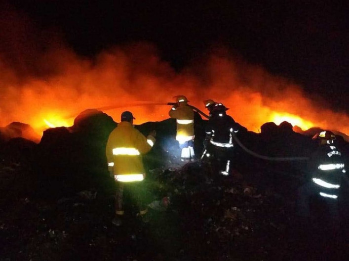 Continúan labores para sofocar incendio en basurero