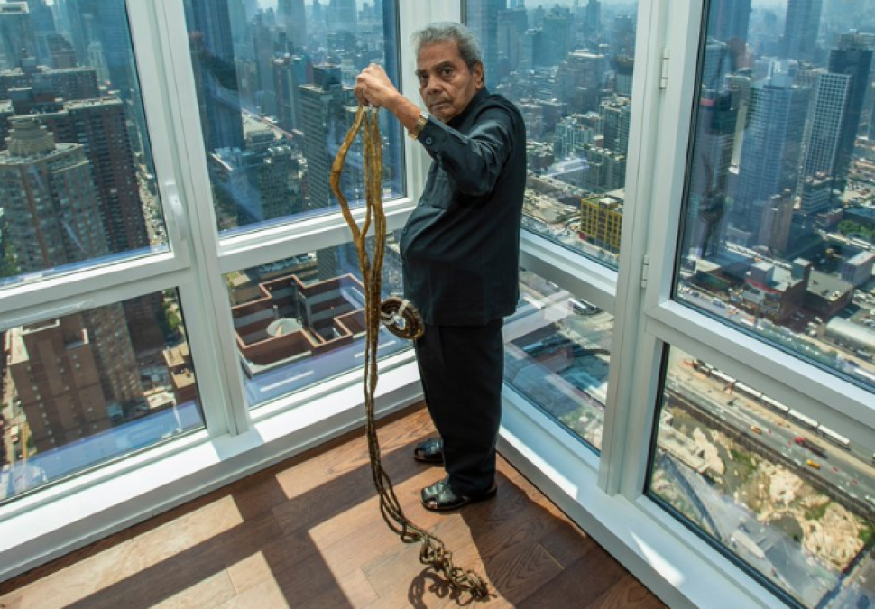 Poseía el récord de las uñas más largas, después de 66 años se las corta