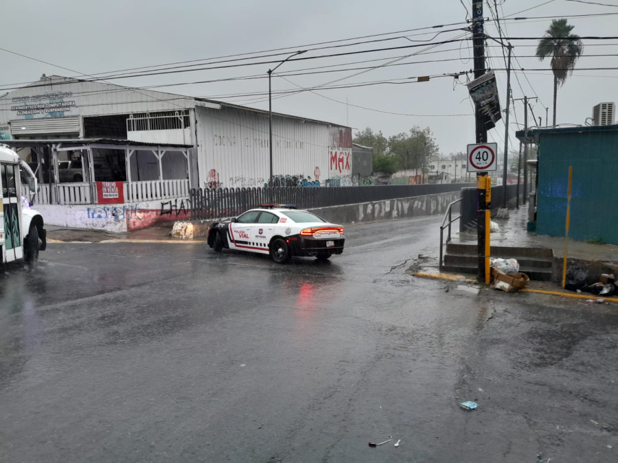 Cierra Policía Vial calles con acumulación de agua en Reynosa 