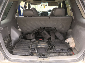 Aseguran camioneta con armas largas