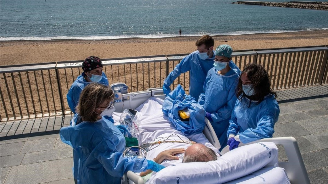 ¡Frente al mar! Médicos celebran recuperación de pacientes en playa de Barcelona
