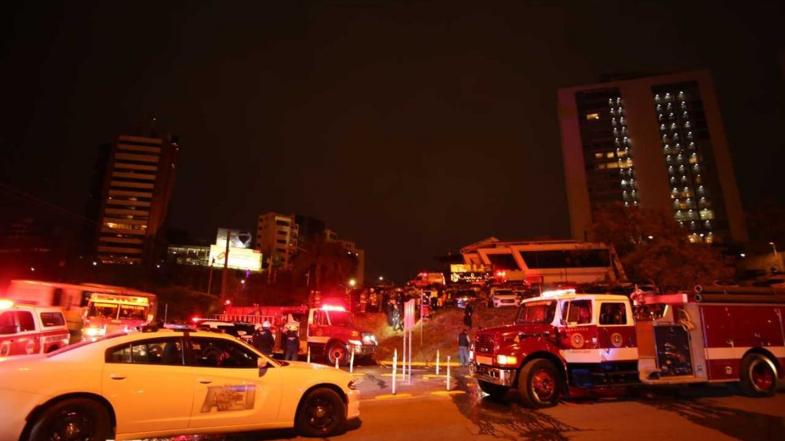 Se incendian autos en estacionamiento de agencia en San Pedro, NL