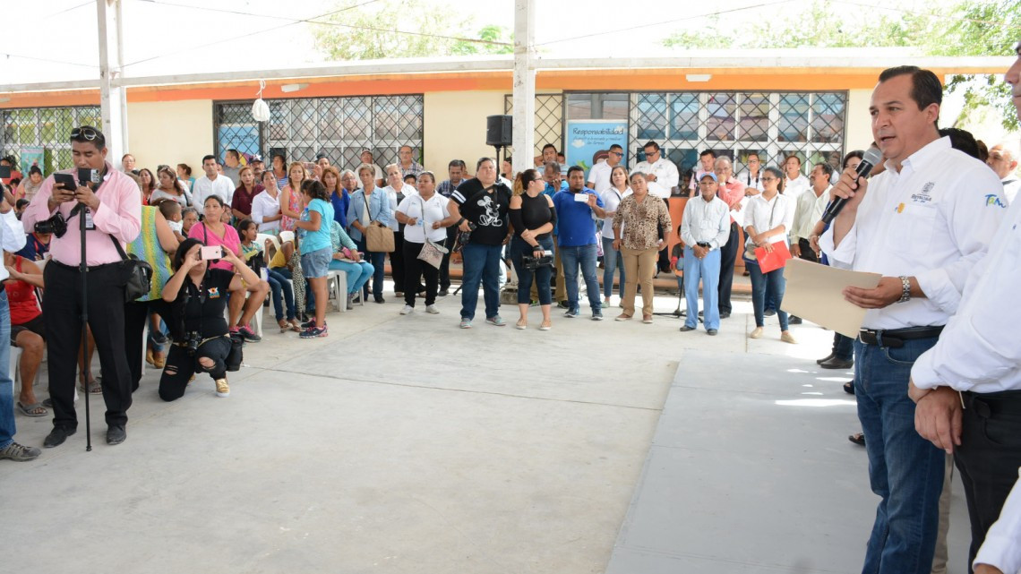 Entregan apoyos y ofrecen servicios de fumigación en Rincón de las Flores   
