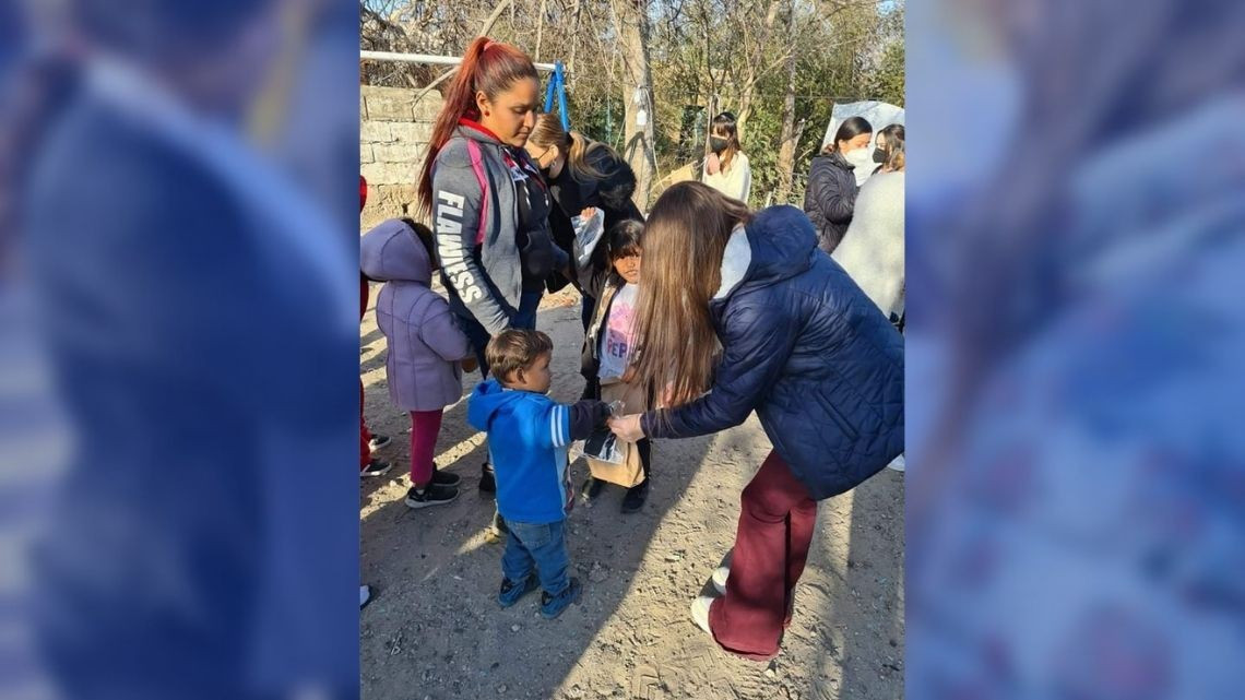Se preparan candidatas del blanco y negro y participan en actividades altruistas 