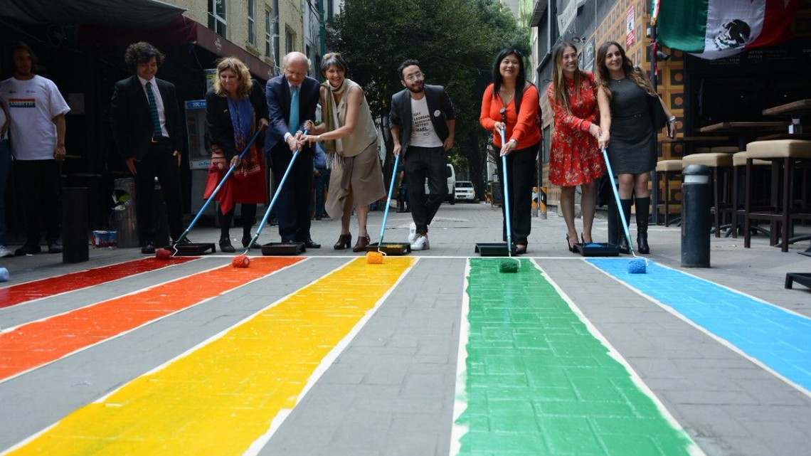 Pintan paso peatonal con los colores de la bandera LGBTTTI en la CDMX