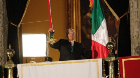 Ante un Zócalo abarrotado, AMLO da “El Grito” de la Independencia de México