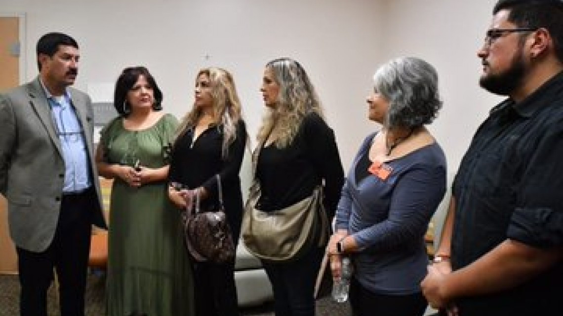 Corral y Ebrard se reúnen con familias de heridos de tiroteo de El Paso