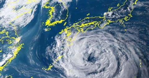Tifón Krosa toca tierra en el oeste de Japón
