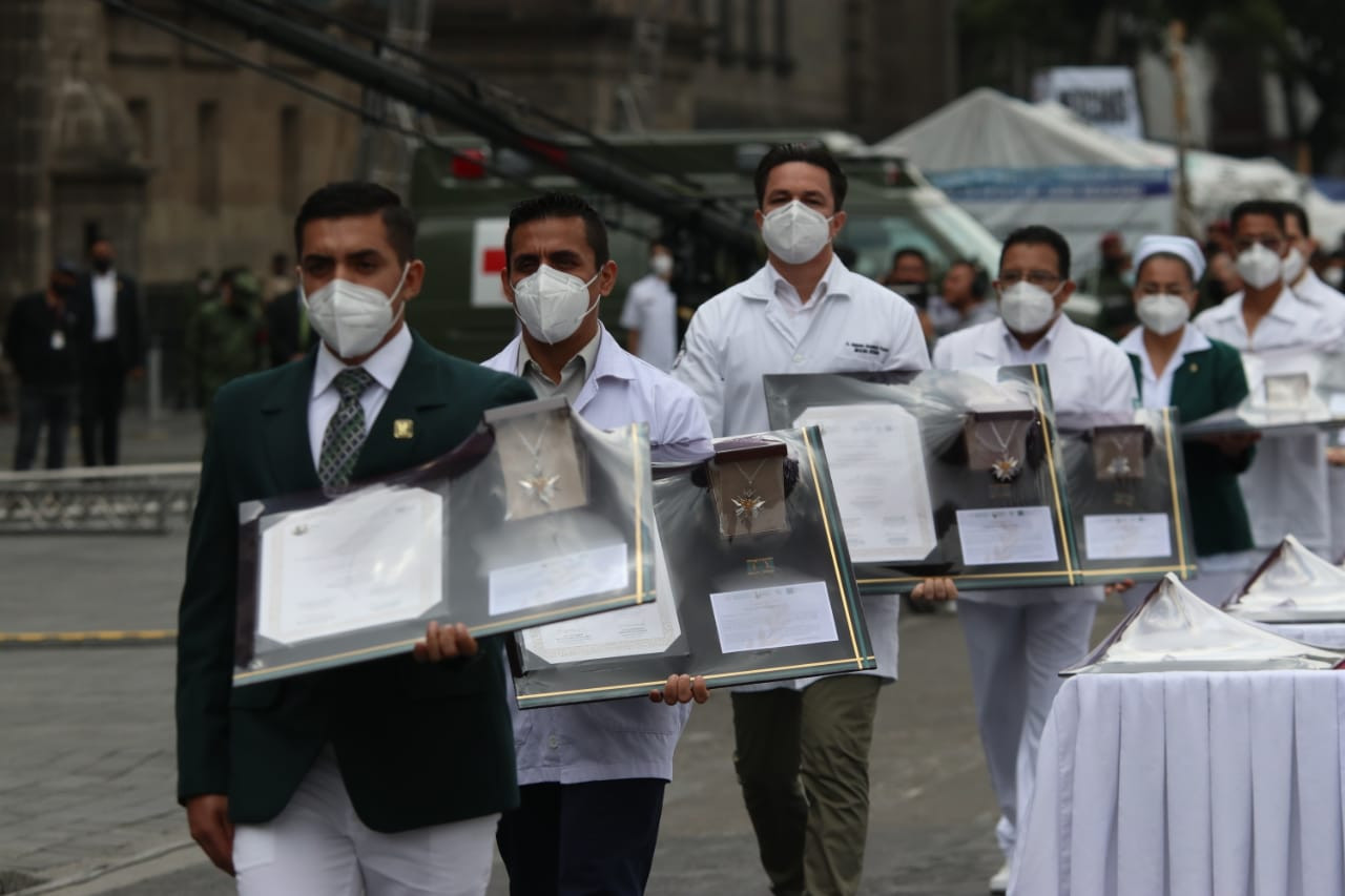 Condecoran con la más alta presea a 58 "héroes y heroínas del Siglo XXI"