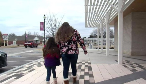Expulsan de escuela a una niña por decirle a una compañera que estaba enamorada de ella