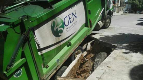 Camión recolector cae en socavón en la colonia Lázaro Cárdenas