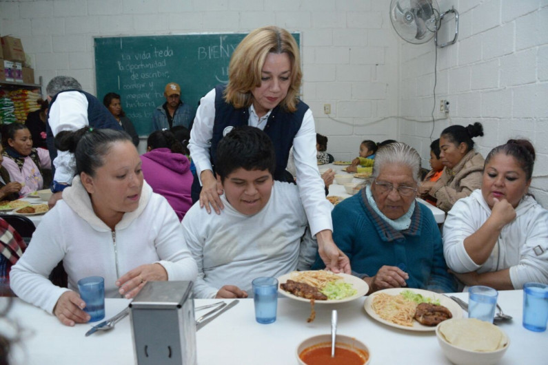 Supervisan atención a beneficiarios de comedor comunitario